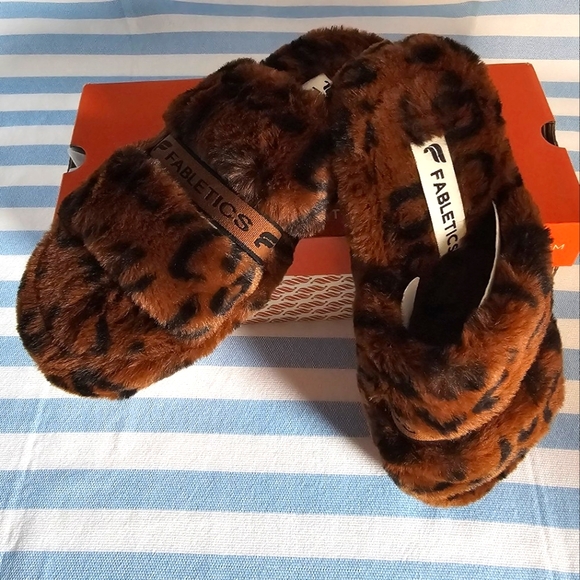 Fabletics - Slip On, Snug Strap Slipper, Leopard, Size 6 - Picture 3 of 6